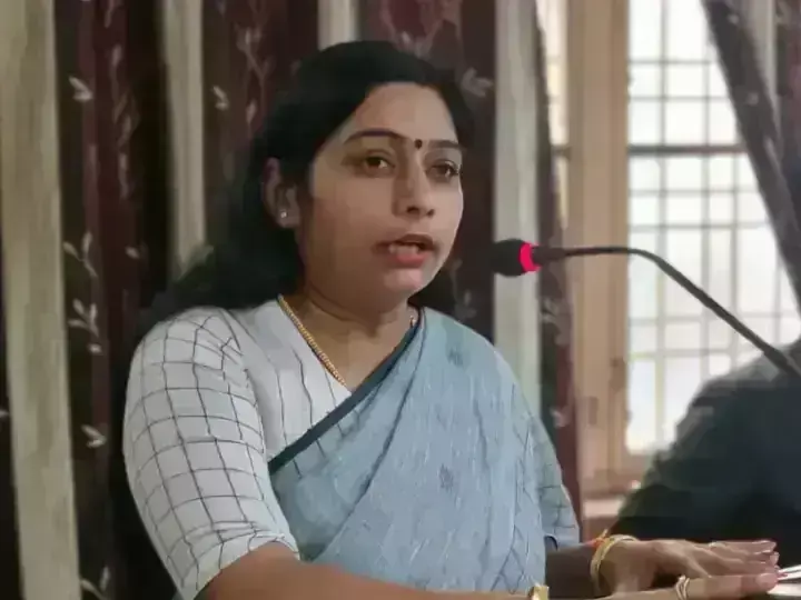 Sanghamitra Maurya reacts to shoe being thrown at Swami Prasad Maurya Sanghamitra Maurya reacts to shoe being thrown at Swami Prasad Maurya