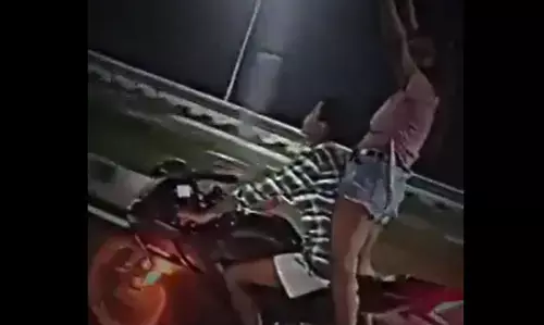 चलती बाइक पर हाफ निक्कर पहन निकली लड़की ने लहराई पिस्टल, अरेस्ट हुई तब पुलिस से बोली, देखें वीडियो चलती बाइक पर हाफ निक्कर पहन निकली लड़की ने लहराई पिस्टल, अरेस्ट हुई तब पुलिस से बोली, देखें वीडियो