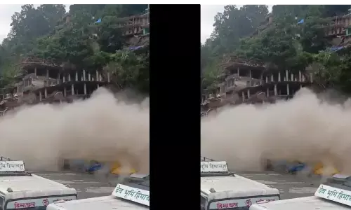 26 सेकेंड में ताश के पत्तों की तरह ढह गईं 7 बहुमंजिला इमारतें, कुल्लू से तबाही का वीडियो आया सामने... 26 सेकेंड में ताश के पत्तों की तरह ढह गईं 7 बहुमंजिला इमारतें, कुल्लू से तबाही का वीडियो आया सामने...