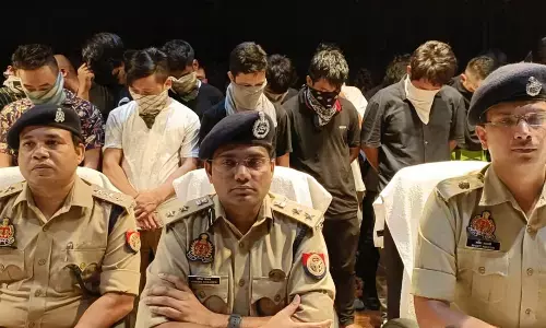 अंतराष्ट्रीय फर्जी कॉल सेंटर का भंडाफोड़, 20 लाख कैश बरामद अंतराष्ट्रीय फर्जी कॉल सेंटर का भंडाफोड़, 20 लाख कैश बरामद