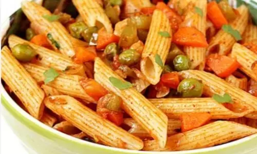 पास्ता रेसिपी: कुछ ही स्टेप में बनाएं रेस्टोरेंट स्टाइल पास्ता पास्ता रेसिपी: कुछ ही स्टेप में बनाएं रेस्टोरेंट स्टाइल पास्ता