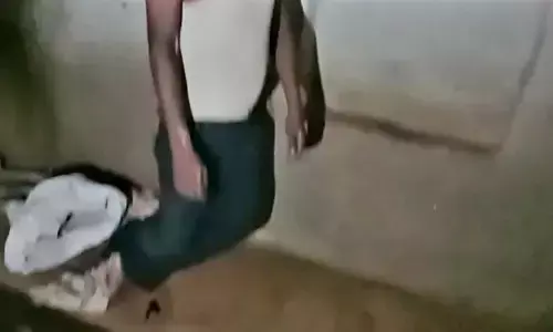рдкрддреНрдиреА рд╕реЗ рд╡рд┐рд╡рд╛рдж рдХреЗ рдмрд╛рдж рдЧрд▓рд╛ рдШреЛрдЯрдХрд░ рдпреБрд╡рдХ рдХреА рд╣рддреНрдпрд╛, рд╣рддреНрдпрд╛рд░реЗ рдиреЗ рд░рд╕реНрд╕реА рд╕реЗ рдмрд╛рдВрдзрд╛ рд╢рд╡ рдореГрддрдХ рдХреЗ рджреЛрдиреЛрдВ рдкреИрд░ рдШреБрдЯрдиреЗ рдХреЗ рдиреАрдЪреЗ рдЬрдореАрди рдкрд░ рдЯрд┐рдХреЗ рдкрддреНрдиреА рд╕реЗ рд╡рд┐рд╡рд╛рдж рдХреЗ рдмрд╛рдж рдЧрд▓рд╛ рдШреЛрдЯрдХрд░ рдпреБрд╡рдХ рдХреА рд╣рддреНрдпрд╛, рд╣рддреНрдпрд╛рд░реЗ рдиреЗ рд░рд╕реНрд╕реА рд╕реЗ рдмрд╛рдВрдзрд╛ рд╢рд╡ рдореГрддрдХ рдХреЗ рджреЛрдиреЛрдВ рдкреИрд░ рдШреБрдЯрдиреЗ рдХреЗ рдиреАрдЪреЗ рдЬрдореАрди рдкрд░ рдЯрд┐рдХреЗ