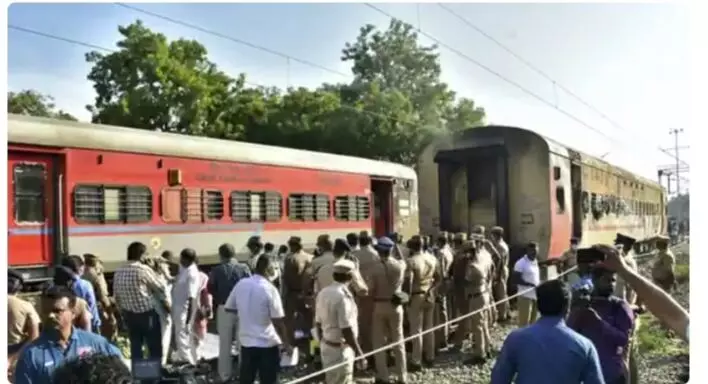 तमिलनाडु: मदुरै स्टेशन पर ट्रेन में आग लगने से 10 की मौत, 20 घायल