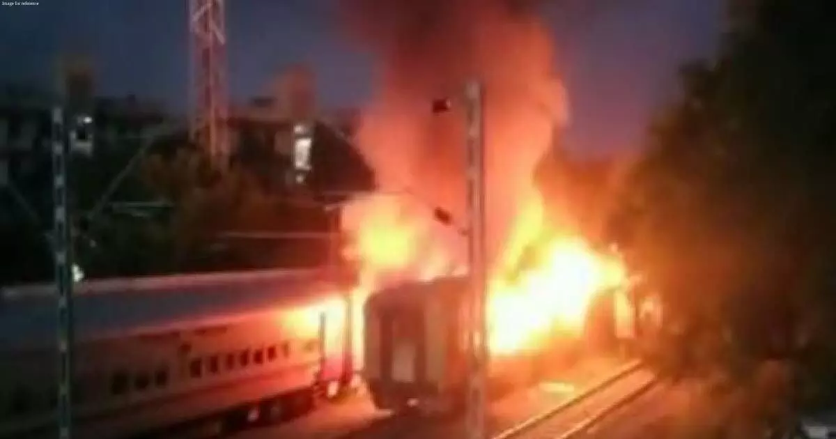 Train Fire : तमिलनाडु में बड़ा हादसा: मदुरै रेलवे स्टेशन पर ट्रेन कोच में लगी आग, 8 यात्रियों की मौत, मृतकों के परिवार को 10 लाख रु मुआवजा
