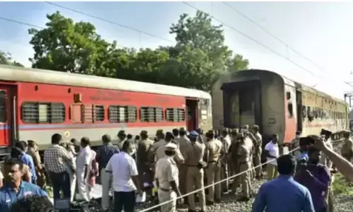 तमिलनाडु: मदुरै स्टेशन पर ट्रेन में आग लगने से 10 की मौत, 20 घायल तमिलनाडु: मदुरै स्टेशन पर ट्रेन में आग लगने से 10 की मौत, 20 घायल