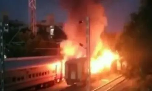 Train Fire : तमिलनाडु में बड़ा हादसा: मदुरै रेलवे स्टेशन पर ट्रेन कोच में लगी आग, 8 यात्रियों की मौत, मृतकों के परिवार को 10 लाख रु मुआवजा Train Fire : तमिलनाडु में बड़ा हादसा: मदुरै रेलवे स्टेशन पर ट्रेन कोच में लगी आग, 8 यात्रियों की मौत, मृतकों के परिवार को 10 लाख रु मुआवजा