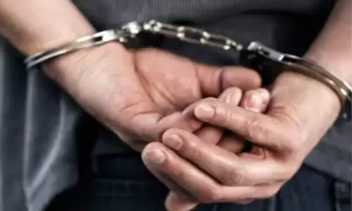 सूरत के व्यापारी को कपड़ा आपूर्तिकर्ताओं से ₹ 36 लाख की धोखाधड़ी करने के आरोप में किया गया गिरफ्तार सूरत के व्यापारी को कपड़ा आपूर्तिकर्ताओं से ₹ 36 लाख की धोखाधड़ी करने के आरोप में किया गया गिरफ्तार