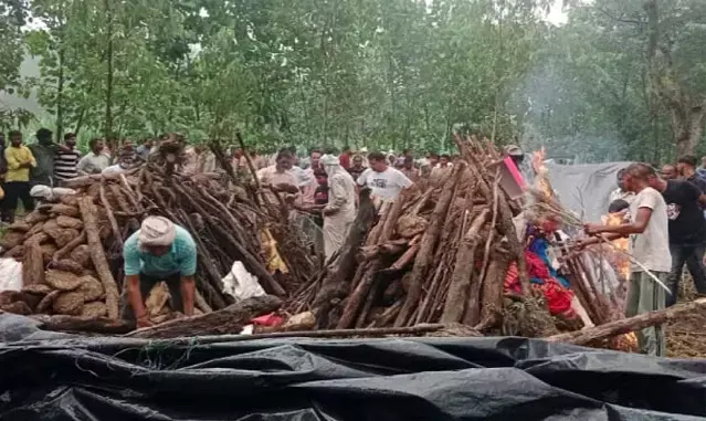 जब एक साथ जलीं नौ चिताएं, रो पड़ा पूरा गांव जब एक साथ जलीं नौ चिताएं, रो पड़ा पूरा गांव