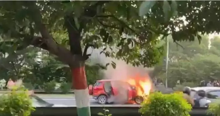 नोएडा एक्सप्रेसवे पर महंगी कार में लगी आग; वीडियो हुआ वायरल