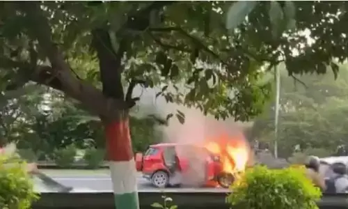 नोएडा एक्सप्रेसवे पर महंगी कार में लगी आग; वीडियो हुआ वायरल नोएडा एक्सप्रेसवे पर महंगी कार में लगी आग; वीडियो हुआ वायरल