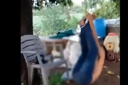 महाराष्ट्र में चोरी के संदेह में दलित पुरुषो पर चौंकाने वाला हमला,सामने आया वीडियो महाराष्ट्र में चोरी के संदेह में दलित पुरुषो पर चौंकाने वाला हमला,सामने आया वीडियो