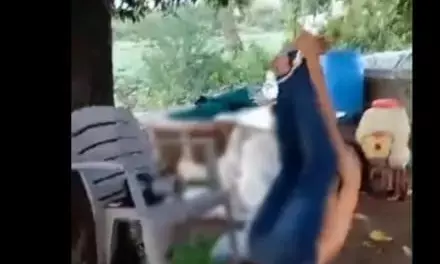 महाराष्ट्र में चोरी के संदेह में दलित पुरुषो पर चौंकाने वाला हमला,सामने आया वीडियो महाराष्ट्र में चोरी के संदेह में दलित पुरुषो पर चौंकाने वाला हमला,सामने आया वीडियो
