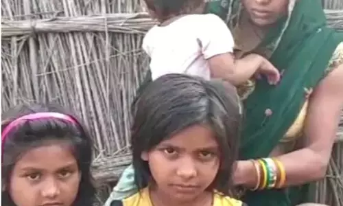 बाढ़ से जूझते गांव के एक मजदूर ने लगाई फांसी , पत्नी बोली भूखा था परिवार बाढ़ से जूझते गांव के एक मजदूर ने लगाई फांसी , पत्नी बोली भूखा था परिवार