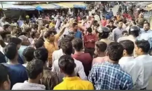 बहन के साथ छेड़खानी का विरोध करने पर सरेआम छात्र की हत्या..  गुस्साई भीड़ ने किया रास्ता जाम