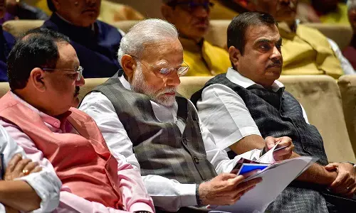 कठपुतलियों के बोलने का अर्थ: मोदी के लिए गडकरी बड़ी चुनौती हैं! कठपुतलियों के बोलने का अर्थ: मोदी के लिए गडकरी बड़ी चुनौती हैं!