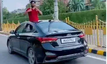 कौशांबी थाना क्षेत्र में गाड़ी पर नंबर प्लेट की जगह जाति सूचक शब्द लिखकर बॉडी दिखाता युवक। कौशांबी थाना क्षेत्र में गाड़ी पर नंबर प्लेट की जगह जाति सूचक शब्द लिखकर बॉडी दिखाता युवक।