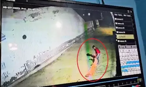 рдордВрджрд┐рд░ рдореЗрдВ рд╕реЛ рд░рд╣реЗ рдкреБрдЬрд╛рд░реА рдХреЛ рдЧрд▓рд┐рдпреЛрдВ рдореЗрдВ рдШрд╕реАрдЯрдиреЗ рдХреЗ рдмрд╛рдж рдмрджрдорд╛рд╢реЛрдВ рдиреЗ рдХреВрдбрд╝реЗ рдореЗрдВ рдлреЗрдВрдХрд╛, рд╡рд╛рд░рджрд╛рдд CCTV рдореЗрдВ рдХреИрдж.. рдордВрджрд┐рд░ рдореЗрдВ рд╕реЛ рд░рд╣реЗ рдкреБрдЬрд╛рд░реА рдХреЛ рдЧрд▓рд┐рдпреЛрдВ рдореЗрдВ рдШрд╕реАрдЯрдиреЗ рдХреЗ рдмрд╛рдж рдмрджрдорд╛рд╢реЛрдВ рдиреЗ рдХреВрдбрд╝реЗ рдореЗрдВ рдлреЗрдВрдХрд╛, рд╡рд╛рд░рджрд╛рдд CCTV рдореЗрдВ рдХреИрдж..