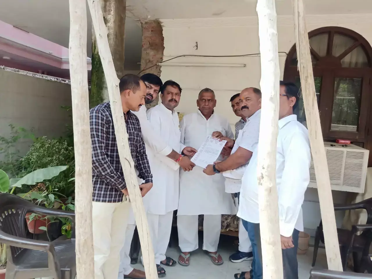 शिक्षा मित्रों का ऐलान, सांसद के घर जमाएंगे 3 सितंबर को डेरा, सांसद ने दिया अमित शाह से मुलाकात का भरोसा शिक्षा मित्रों का ऐलान, सांसद के घर जमाएंगे 3 सितंबर को डेरा, सांसद ने दिया अमित शाह से मुलाकात का भरोसा