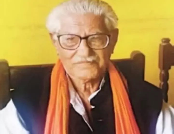Gonda News : बीजेपी के 88 साल के पूर्व विधायक पर FIR , भाजपाइयों ने उठाए सवाल; पूछा-खुद चल नहीं सकते तो लाठी कैसे चलाएंगे? Gonda News : बीजेपी के 88 साल के पूर्व विधायक पर FIR , भाजपाइयों ने उठाए सवाल; पूछा-खुद चल नहीं सकते तो लाठी कैसे चलाएंगे?