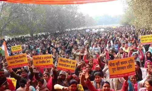 यूपी और केंद्र सरकार की लापरवाही से बेघर हुए पढे लिखे पौने दो लाख परिवार, आज भी कोई बोलने को नहीं है तैयार