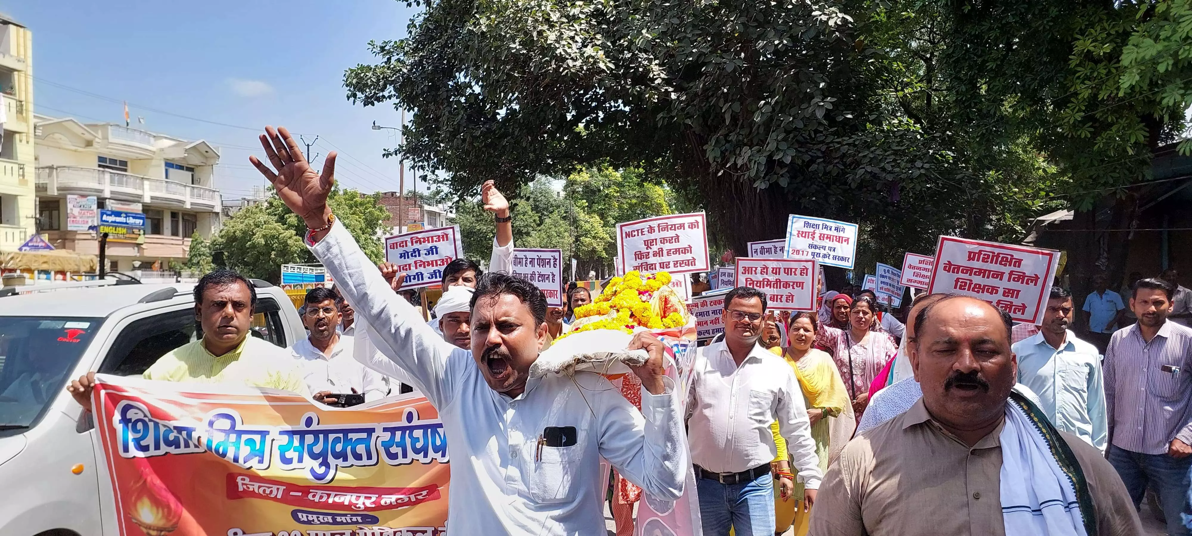 कानपुर के शिक्षा मित्रों ने सांसद के आवास की ओर किया कूंच, जाकर सांसद देवेंद्र सिंह भोले को मांगपत्र सौंपा