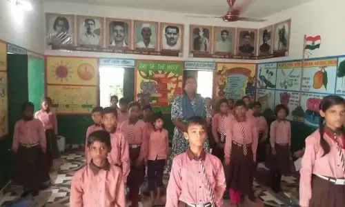 सामाजिक संस्था आशा ट्रस्ट ने स्कूलों में लगवाई आजादी के महानायकों की तस्वीरे