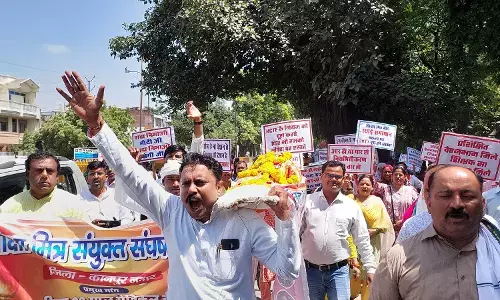 कानपुर के शिक्षा मित्रों ने सांसद के आवास की ओर किया कूंच, जाकर सांसद देवेंद्र सिंह भोले को मांगपत्र सौंपा कानपुर के शिक्षा मित्रों ने सांसद के आवास की ओर किया कूंच, जाकर सांसद देवेंद्र सिंह भोले को मांगपत्र सौंपा