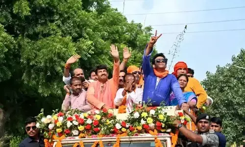 घोसी में प्रचार के आखिरी दिन भाजपा ने दिखाया अपना दम, रोड शो में नजर आए सांसद मनोज तिवारी और रवि किशन घोसी में प्रचार के आखिरी दिन भाजपा ने दिखाया अपना दम, रोड शो में नजर आए सांसद मनोज तिवारी और रवि किशन