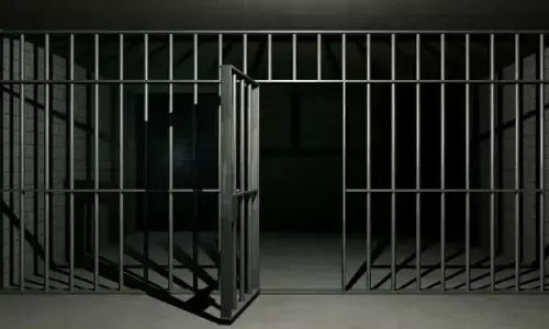 पहली बार पूर्व कलेक्टर समेत 6 अफसरों को जेल पहली बार पूर्व कलेक्टर समेत 6 अफसरों को जेल