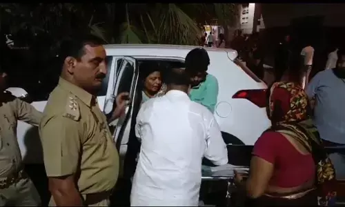 हरदोई : अज्ञात बदमाशों ने डॉक्टर की पत्नी को गोली मारकर किया घायल, घटना के बाद बदमाश मौके से फरार हरदोई : अज्ञात बदमाशों ने डॉक्टर की पत्नी को गोली मारकर किया घायल, घटना के बाद बदमाश मौके से फरार