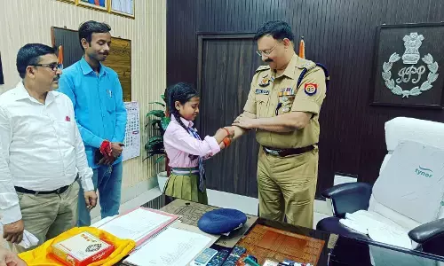 कक्षा 7 की छात्रा नेहा क़ो एसपी हरदोई ने बनाया बहन, बंधवाई राखी कक्षा 7 की छात्रा नेहा क़ो एसपी हरदोई ने बनाया बहन, बंधवाई राखी