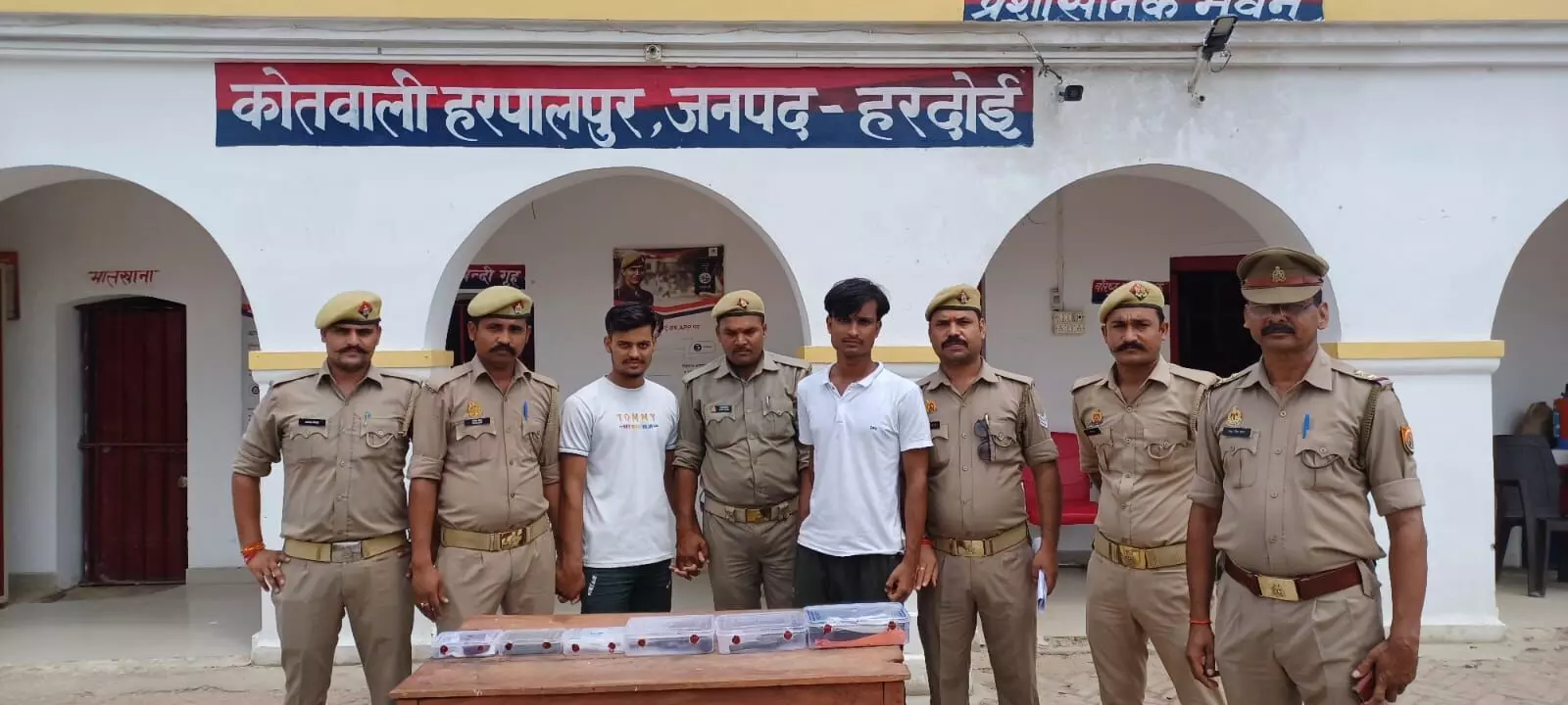 हरदोई : महिला को गोली मारने वाले दो बदमाशों को पुलिस ने किया गिरफ्तार हरदोई : महिला को गोली मारने वाले दो बदमाशों को पुलिस ने किया गिरफ्तार