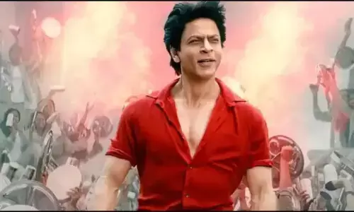 Jawan Film Review: शाहरुख खान की जवान ने सिनेमाघरों में मचाया बवाल, मूवी देख हाल में ही झूमें लोग Jawan Film Review: शाहरुख खान की जवान ने सिनेमाघरों में मचाया बवाल, मूवी देख हाल में ही झूमें लोग