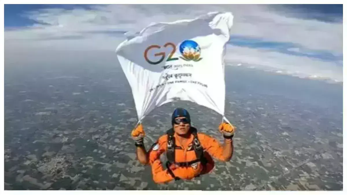 Wing Commander Gajendra jumped from a height of 10 thousand feet and hoisted the G-20 flag Wing Commander Gajendra jumped from a height of 10 thousand feet and hoisted the G-20 flag