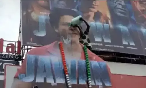 फैंस के ऊपर चढ़ा जवान फिल्म का नशा, शाहरुख खान के ऊपर चढ़ाया दूध