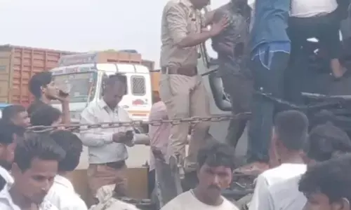 Breaking News : कौशांबी में ट्रेलर से ट्रक टक्कर, ट्रक चालक केबिन में बुरी तरह फंसा, हालत गंभीर Breaking News : कौशांबी में ट्रेलर से ट्रक टक्कर, ट्रक चालक केबिन में बुरी तरह फंसा, हालत गंभीर