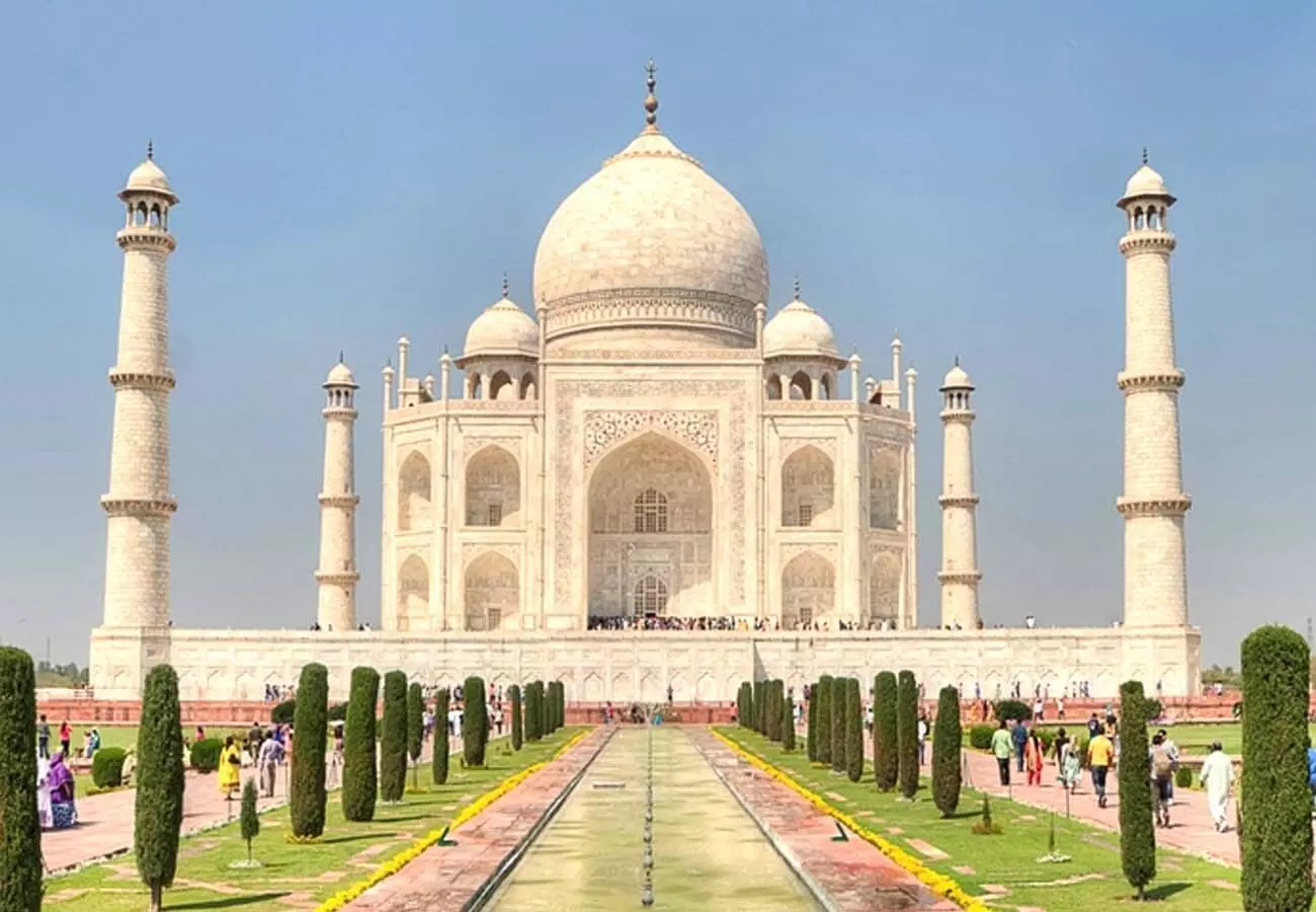 Suddenly electric current started running on the road near Taj Mahal, panic among tourists