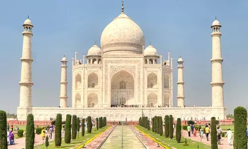 Suddenly electric current started running on the road near Taj Mahal, panic among tourists
