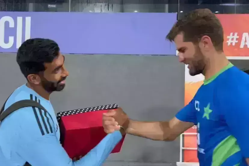 Shaheen Afridi won the heart of Jasprit Bumrah by giving him a special gift. Shaheen Afridi won the heart of Jasprit Bumrah by giving him a special gift.