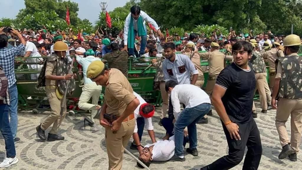 ग्रेटर नोएडा प्राधिकरण के दफ़्तर में किसान बेरिकेटिंग तोड़ ज़बरन घुसे, मचा हड़कंप