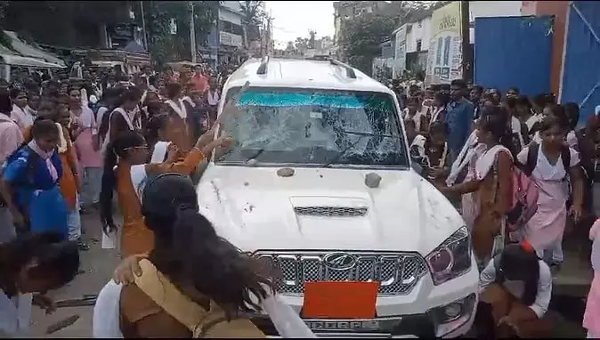 छात्राओं ने किया खंड शिक्षा अधिकारी की गाड़ी पर हमला