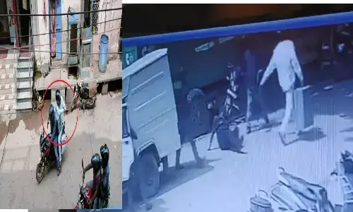 यूपी के मिर्जापुर में दिनदहाड़े ATM कैश वैन से लाखों की लूट, गार्ड की गोली मारकर हत्या यूपी के मिर्जापुर में दिनदहाड़े ATM कैश वैन से लाखों की लूट, गार्ड की गोली मारकर हत्या