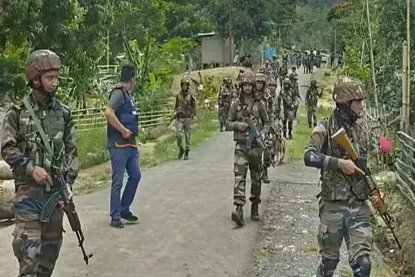 मणिपुर में हिंसा फिर बढ़ी, कुकी समुदाय के तीन लोगों की गोली मारकर हत्या मणिपुर में हिंसा फिर बढ़ी, कुकी समुदाय के तीन लोगों की गोली मारकर हत्या