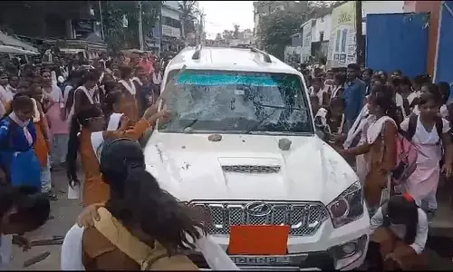 छात्राओं ने किया खंड शिक्षा अधिकारी की गाड़ी पर हमला छात्राओं ने किया खंड शिक्षा अधिकारी की गाड़ी पर हमला