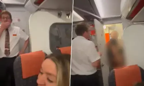 फ्लाइट के बाथरूम में सेक्स करते हुए पकड़ा गया कपल, कैमरे में कैद हुई घटना, वीडियो हुआ वायरल
