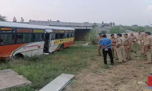 दिल्ली मेरठ एक्सप्रेसवे पर बड़ा हादसा : यात्रियों से भरी बस फ्लाईओवर से गिरी, 20 से ज्यादा घायल, देखें खौफनाक वीडियो