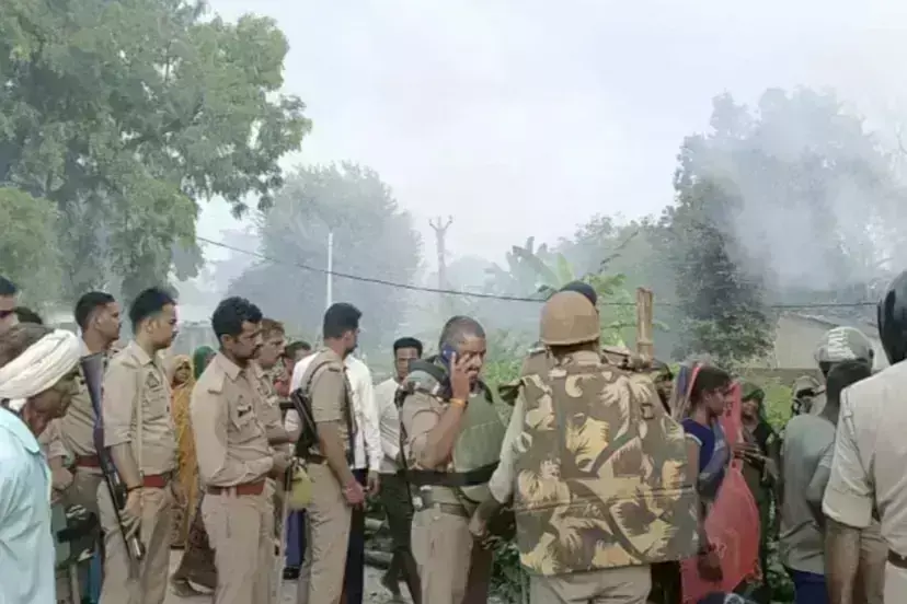 Triple murder in Kaushambi people set fire to many houses in anger Triple murder in Kaushambi people set fire to many houses in anger