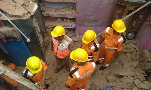 Big accident in Lucknow, railway colony house collapsed, 5 people died Big accident in Lucknow, railway colony house collapsed, 5 people died