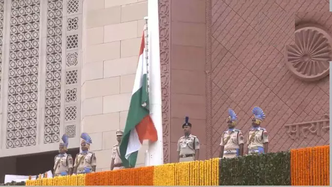 नई संसद के गज द्वार पर उपराष्ट्रपति ने फहराया तिरंगा, समारोह में विपक्ष के कई नेता शामिल; खड़गे नहीं पहुंचे