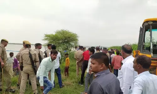 Kaushambi Samachar: भारी हुजूम के बीच तीनों शव का किया गया अंतिम संस्कार, तो सब की आँखों में थे आँसू Kaushambi Samachar: भारी हुजूम के बीच तीनों शव का किया गया अंतिम संस्कार, तो सब की आँखों में थे आँसू